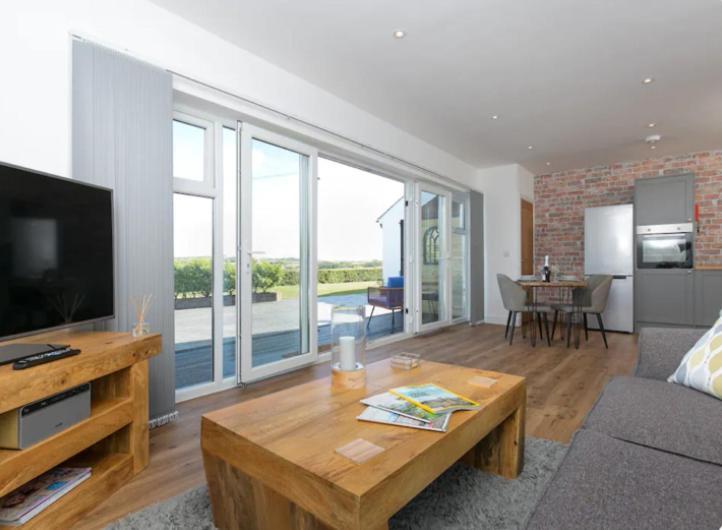 Adorable 1 Bedroom Country Cottage Bodewryd Room photo